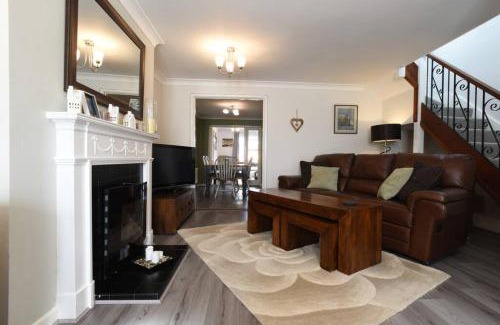 Alverstoke House | Family Retreat: Pet-Friendly Home for 6 with Kitchen