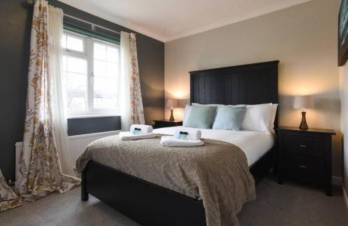Alverstoke House | Family Retreat: Pet-Friendly Home for 6 with Kitchen