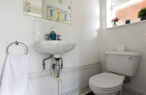 Alverstoke House | Family Retreat: Pet-Friendly Home for 6 with Kitchen