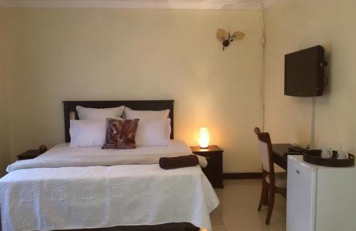 Lobatse Bed & Breakfast | Cozy Sondic Guesthouse: Family-Friendly with Breakfast