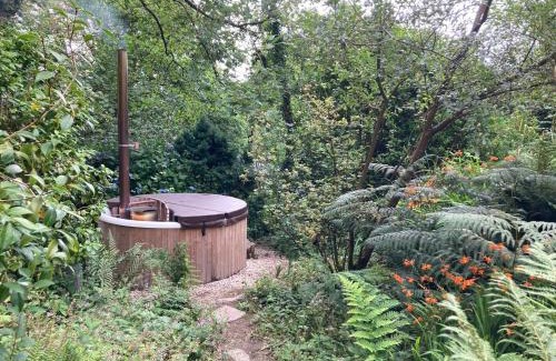 Bude Cabin | Artful Hand Painted Tabernacle with Relaxing Hot Tub