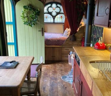 Bude Cabin | Artful Hand Painted Tabernacle with Relaxing Hot Tub
