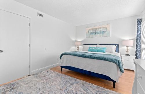 Gulf Gate Estates Apartment | New 1BD Condo Near Siesta Key with Pool & Pet Friendly