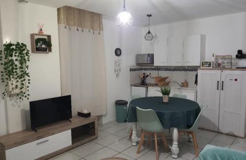 Anneyron Apartment | Cozy Pet-Friendly Apartment for Your Family Getaway