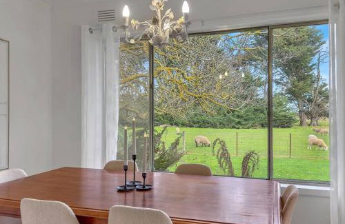 Romsey House | Family-Friendly Hawthorn Park Farm Homestead in Macedon Ranges