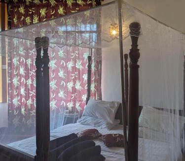 Eastern Region Hotel | Discover Cwmbale Eco-Safari Lodges & Family-Friendly Dining