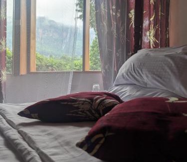 Eastern Region Hotel | Discover Cwmbale Eco-Safari Lodges & Family-Friendly Dining
