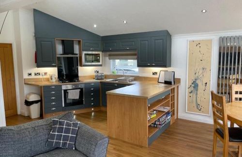Holton Le Clay House | Pet-Friendly Lakeside Lodge for Family Getaways