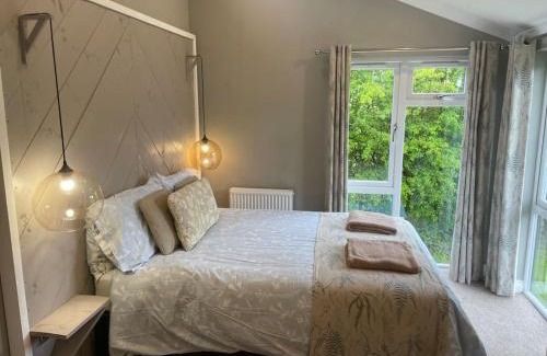 Holton Le Clay House | Pet-Friendly Lakeside Lodge for Family Getaways
