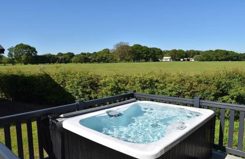 Holton Le Clay House | Pet-Friendly Lakeside Lodge for Family Getaways