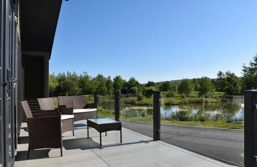 Holton Le Clay House | Pet-Friendly Lakeside Lodge for Family Getaways