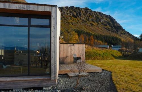 Hofn Ski Chalet | Cozy Old Cottages: Child-Friendly Retreat with High Ratings