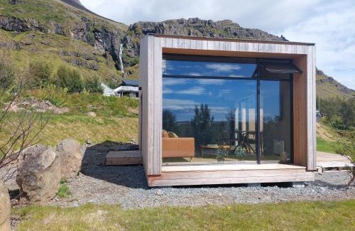 Hofn Ski Chalet | Cozy Old Cottages: Child-Friendly Retreat with High Ratings