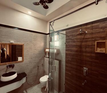 Varanasi House | ```html
Inviting Dharm Regency: Pet-Friendly with a Relaxing Hot Tub
```