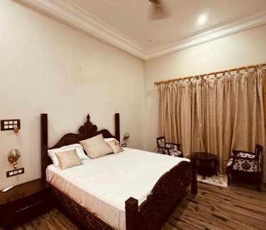 Varanasi House | ```html
Inviting Dharm Regency: Pet-Friendly with a Relaxing Hot Tub
```