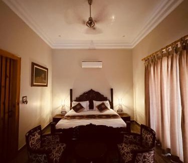 Varanasi House | ```html
Inviting Dharm Regency: Pet-Friendly with a Relaxing Hot Tub
```