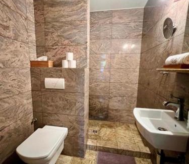Cifer Apartment | Inviting Family-Friendly Stay at Karlov dvor Apartmán