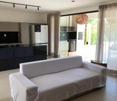Itacimirim House | Relax at Casa de Quatro Suítes with Pool in Itacimirim