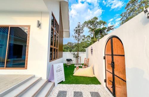 Sattahip Villa | Experience The Teak Poolvilla: Family-Friendly Retreat