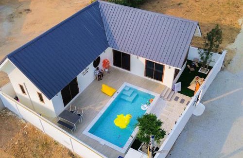 Sattahip Villa | Experience The Teak Poolvilla: Family-Friendly Retreat