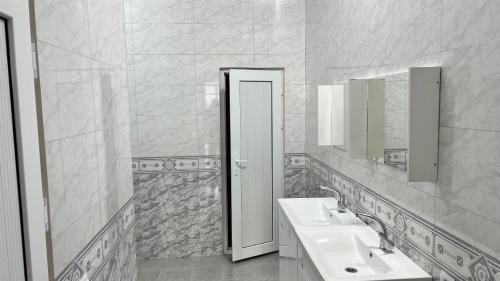 Osh House | Budget-Friendly New Rise: Ideal for Family Getaways