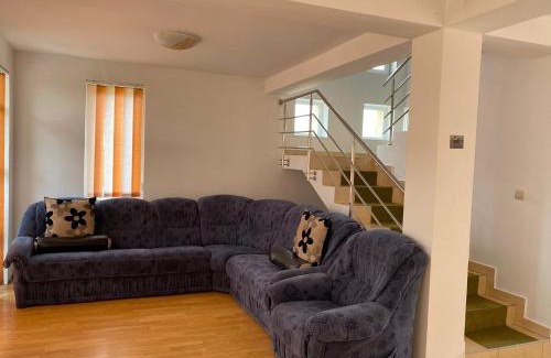 Sura Mica Villa | Modern 3-Bedroom Casa: Family-Friendly Retreat Awaits