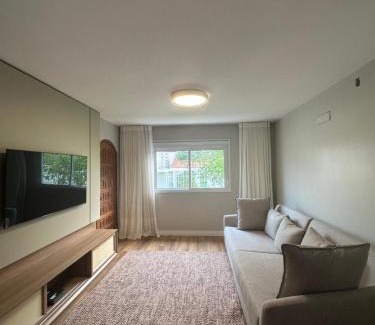 Neva Villa | Cozy Casa in the Heart of the City - Family & Pet Friendly