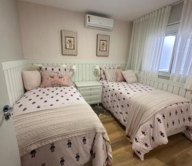 Neva Villa | Cozy Casa in the Heart of the City - Family & Pet Friendly