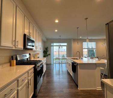 Fox Valley House | Inviting Townhome in Aurora – Family Friendly Comfort