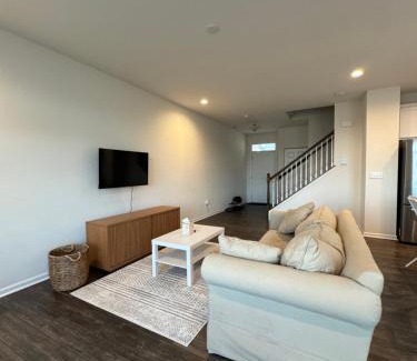 Fox Valley House | Inviting Townhome in Aurora – Family Friendly Comfort