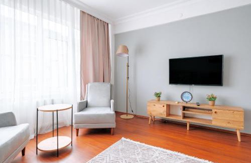 Moda Apartment | Inviting Flat with Balcony Near Kadikoy Square