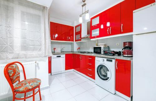 Moda Apartment | Inviting Flat with Balcony Near Kadikoy Square