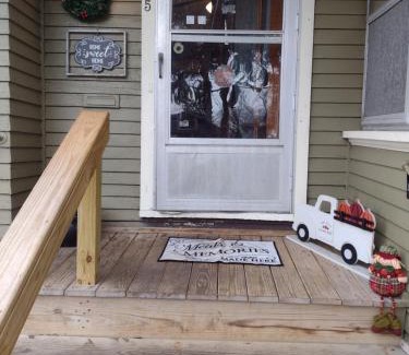 Lansing House | Charming Old-Fashioned Crafted House - Pet and Child Friendly