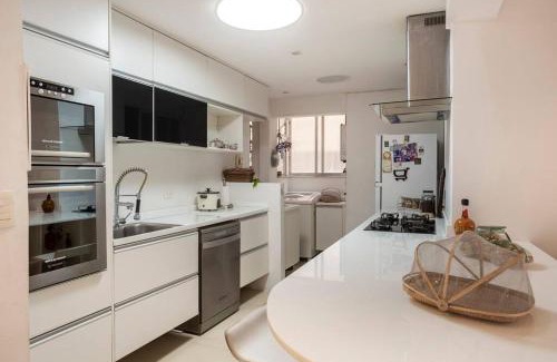 Icarai Apartment | Cozy Oceanfront Apartment Steps from Icaraí Beach