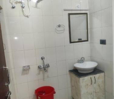 Vijaypur Hotel | Pet-Friendly Hotel Pindar Inn with Breakfast & Hot Tub