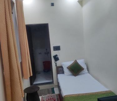 Vijaypur Hotel | Pet-Friendly Hotel Pindar Inn with Breakfast & Hot Tub