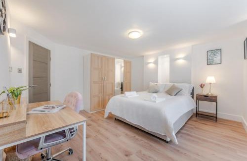 Golders Green Apartment | Elegant Golden Haven Retreat: 4-Star Family-Friendly Stay