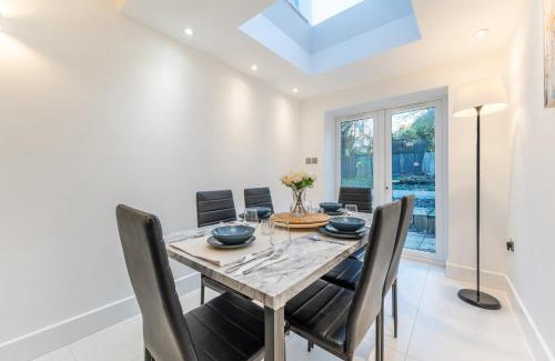 Golders Green Apartment | Elegant Golden Haven Retreat: 4-Star Family-Friendly Stay