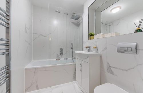 Golders Green Apartment | Elegant Golden Haven Retreat: 4-Star Family-Friendly Stay