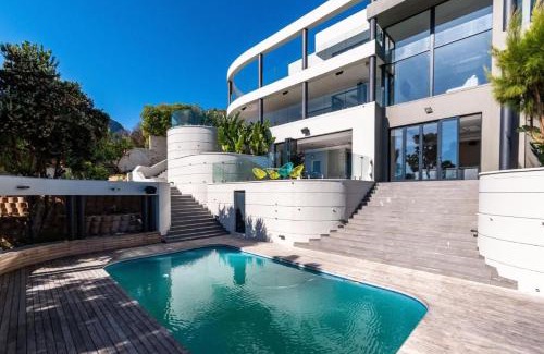Hout Bay Villa | Idyllic 7 Bedroom Villa with Ocean and Mountain Views