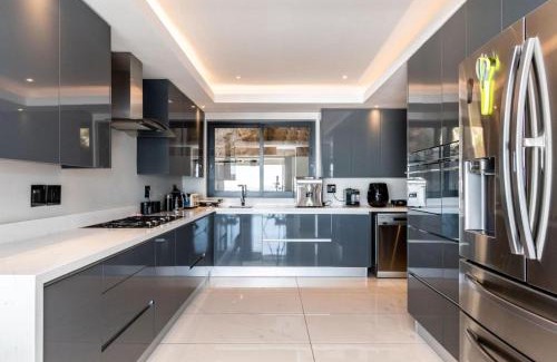 Hout Bay Villa | Idyllic 7 Bedroom Villa with Ocean and Mountain Views