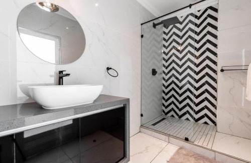 Hout Bay Villa | Idyllic 7 Bedroom Villa with Ocean and Mountain Views