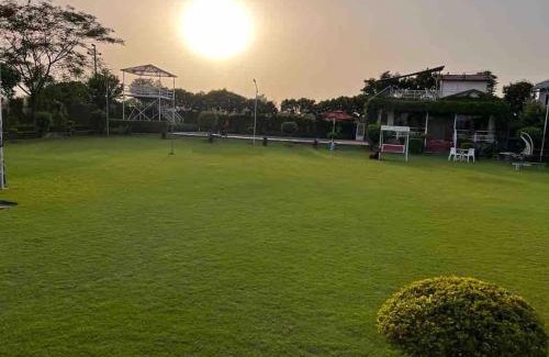 Noida Villa | Idyllic Farmstay Retreat with Pool & Hot Tub Amenities