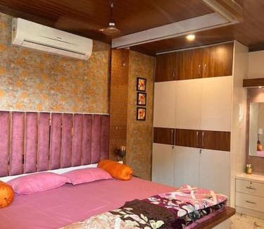 Noida Villa | Idyllic Farmstay Retreat with Pool & Hot Tub Amenities
