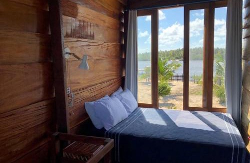 Praia do Baixio Ski Chalet | Eco Chalé Refúgio: Riverside Retreat for Families & Pets