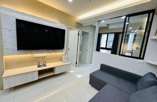 Sanmin Apartment | Convenient Stay Near Train Station with Free Parking & WiFi
