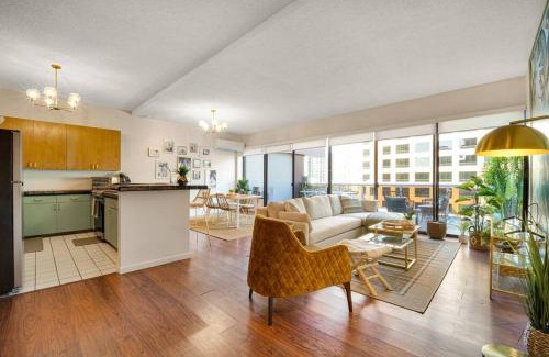 Downtown Honolulu Apartment | Inviting Palm Resort: Steps from Pool & Hot Tub Oasis