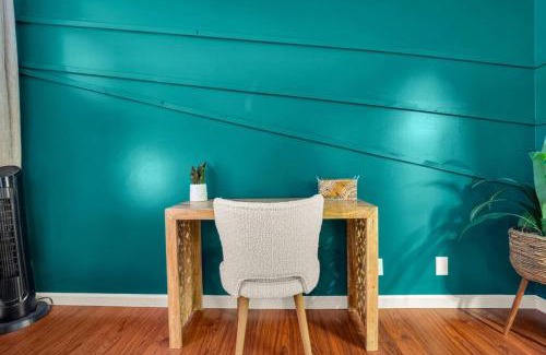 Downtown Honolulu Apartment | Inviting Palm Resort: Steps from Pool & Hot Tub Oasis