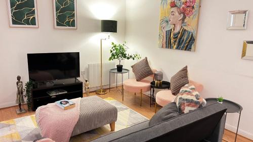 Slough Apartment | Convenient Stay Near Slough Station with Free Parking