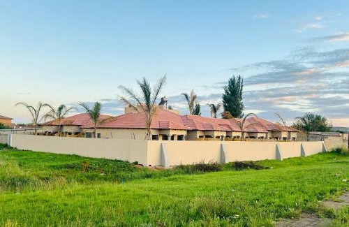 Westonaria House | Relaxing Profound Palms Guest Accommodation with Hot Tub